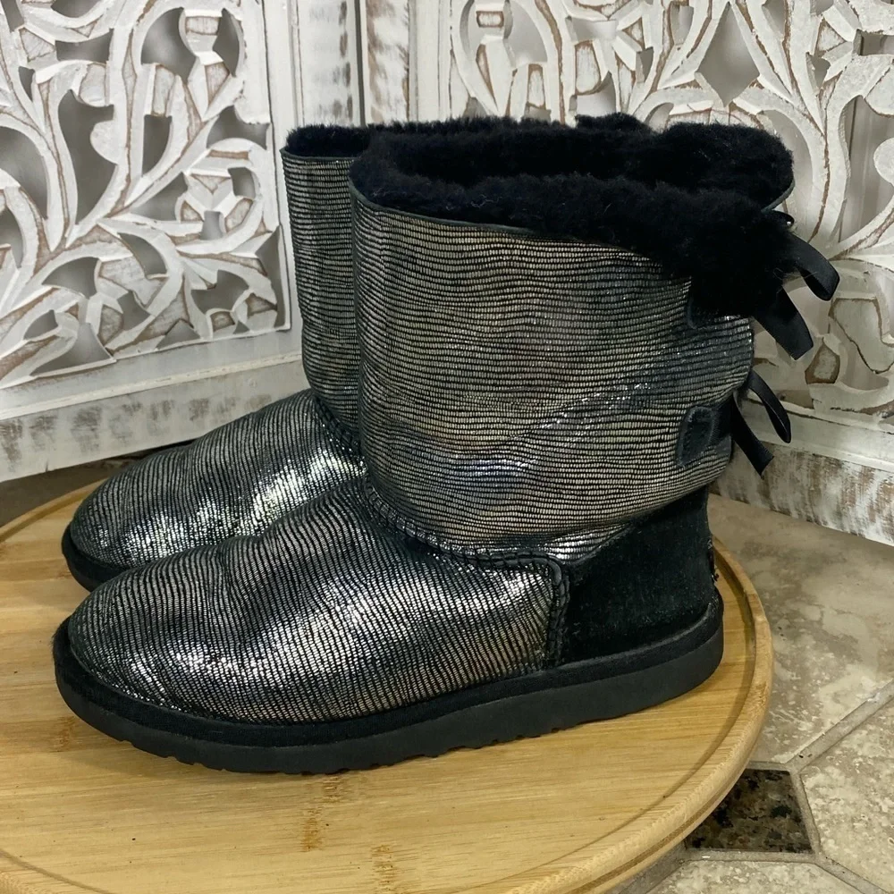 UGG Bailey Bow Lizard Black & Silver Women’s Size 6/ EU 36 Short Boots